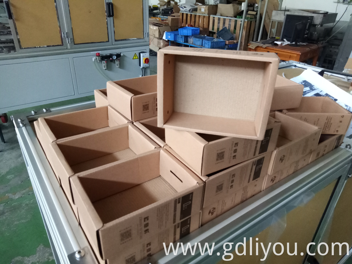 Box folding machine